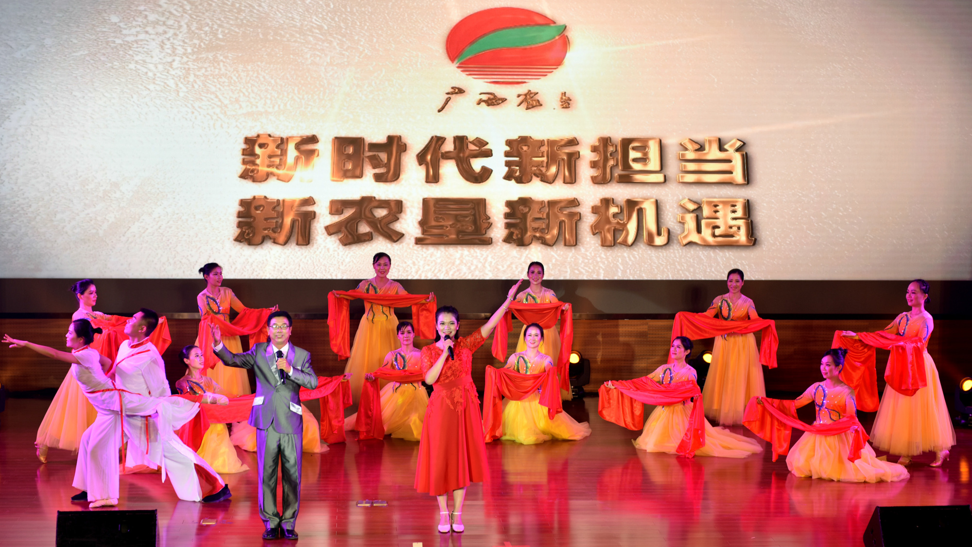 西江农场公司参加农垦集团庆祝新中国成立70周年文艺演出，表演诗朗诵《我深爱着你，广西农垦》
